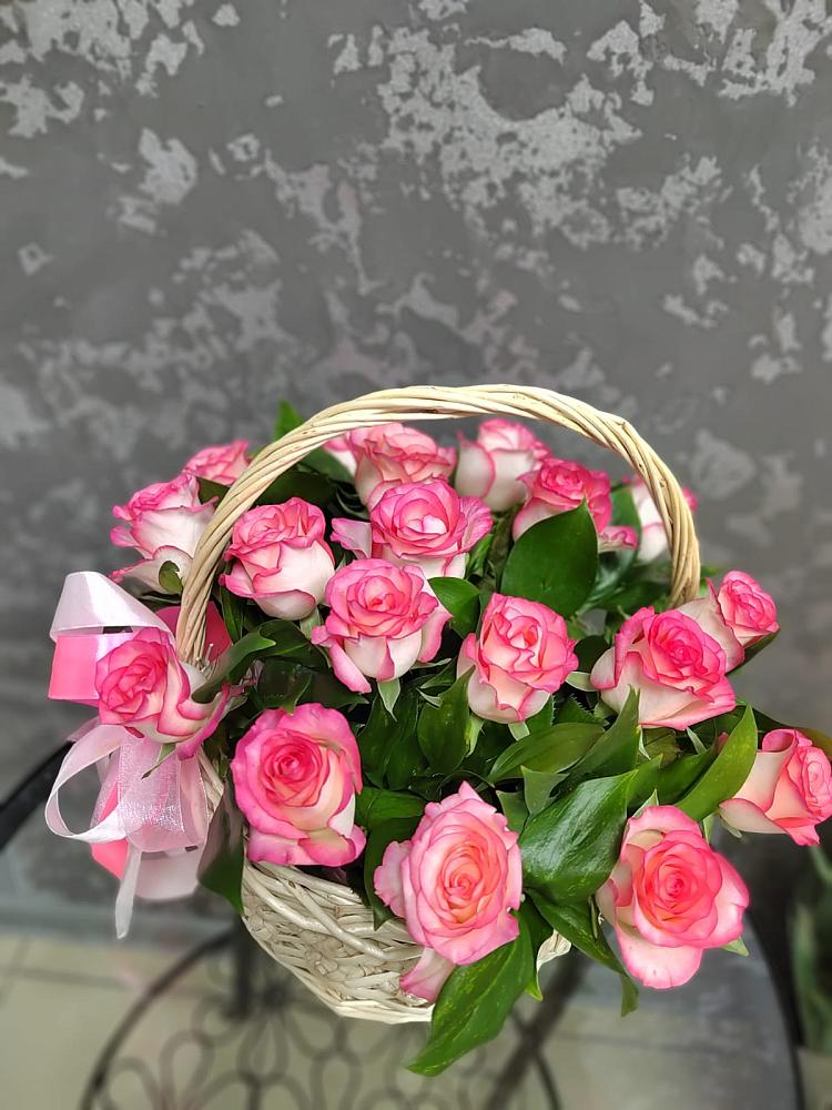 Цветочная композиция из Розы в корзине в Ирше