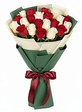 Букет Микс из красных и белых роз в Ирше