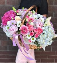 Композиция солнечный день в Ирше Цветочная композиция из Розы, Хризантемы, Пионы и Лизиантусы в корзине в Ирше