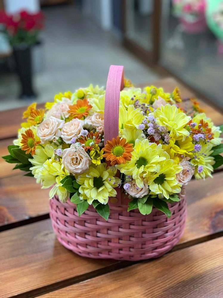 Цветочная композиция из Хризантемы и Розы в корзине в Ирше