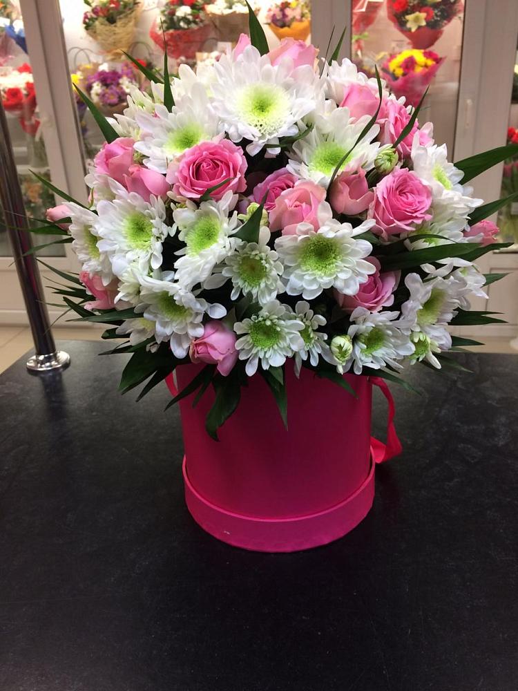 Цветочная композиция из Розы и Хризантемы в шляпной коробке в Ирше