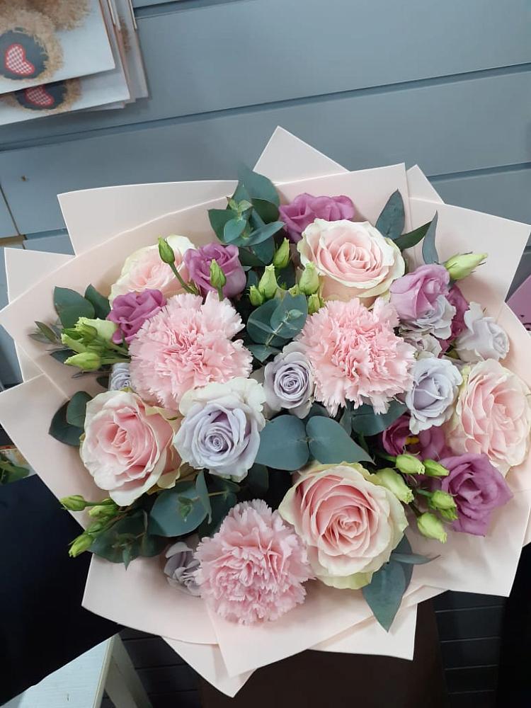 Букет цветов из: Розы, Гвоздики и Лизиантусы в Ирше